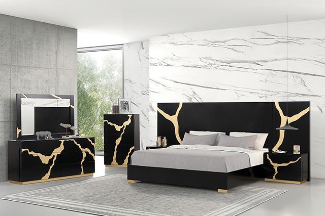 Goldsberg E.King Bed w/ Wall Panels